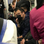 地下鉄車内で見かけた黒のマスクをつけている人