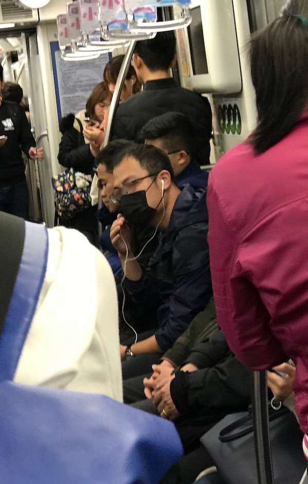 地下鉄車内で見かけた黒のマスクをつけている人