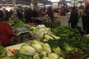 中国の野菜を売る市場
