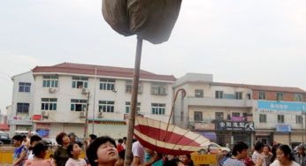 中国での驚愕の経験：6階ビル屋上から饅頭を大量に投げる新築祝い