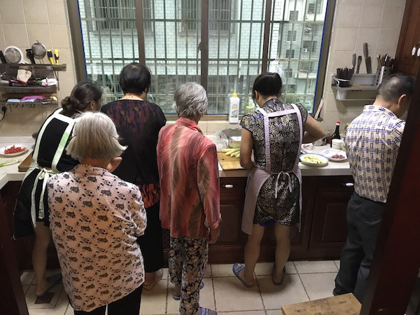 中国で夕食を大声をあげながらつくる親戚