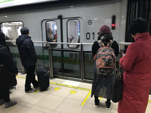 上海の地下鉄駅で見かけた列に並んで乗車を待つようす