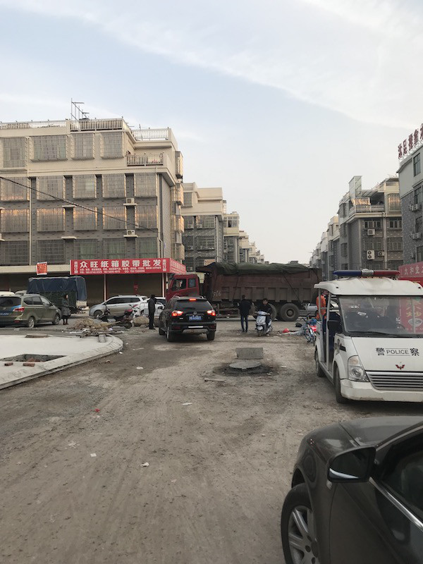 中国で突然道が工事されて封鎖された道