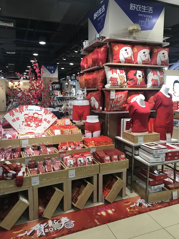 中国のスーパーの赤いもの販売コーナー