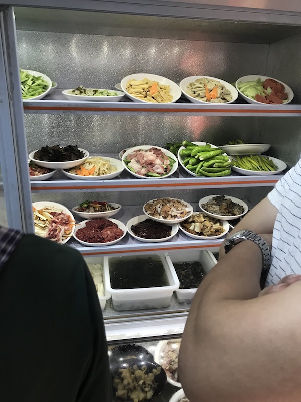 中国の小さなレストラン、冷蔵庫に食材や素材が入れられている