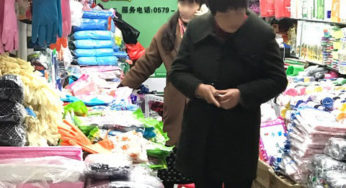 中国人が接客中にスマホをいじるのは普通