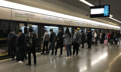 中国の地下鉄駅で列をつくって電車を待つ乗客