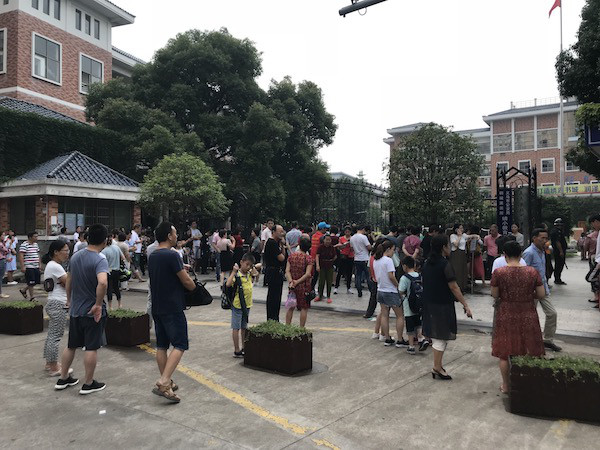 中国の小学校で迎えにくる親たち