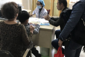中国の中規模病院、小児科の診察室