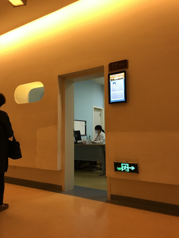 中国の大学病院の小児科の診察室