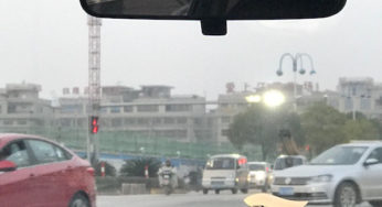 前しか見ない中国人、後ろも見える日本人
