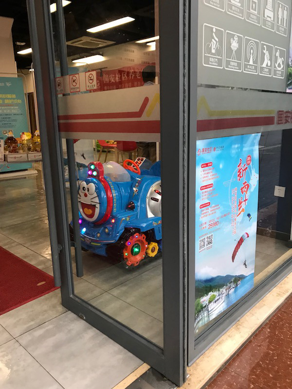 中国の上海で見かけた偽ドラえもんの子供が乗るおもちゃ