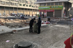 中国でゴミの中にある資源ごみを奪い合うようす