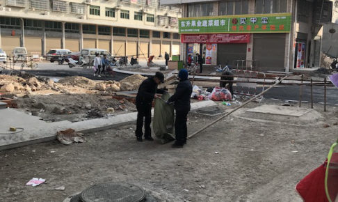 中国でゴミの中にある資源ごみを奪い合うようす
