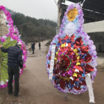 中国のお葬式で使われる花輪