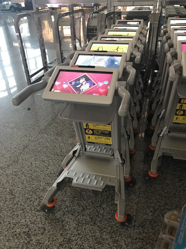 杭州空港で見かけた液晶画面付きのカート