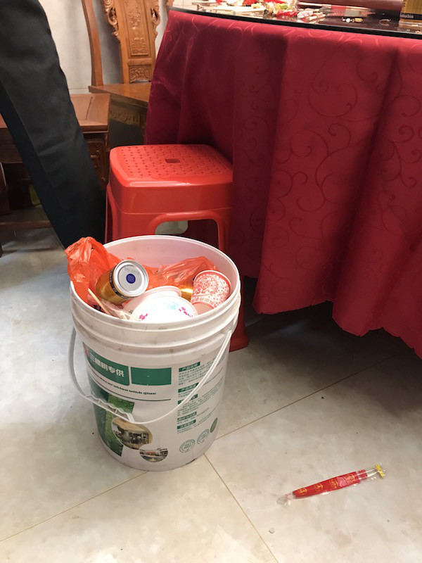 中国の親戚宅でゴミ箱として使われていたプラバケツ