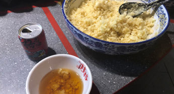 重慶火鍋の専門店「井格」で食べる火鍋：大量のごま油に浸して食べる！