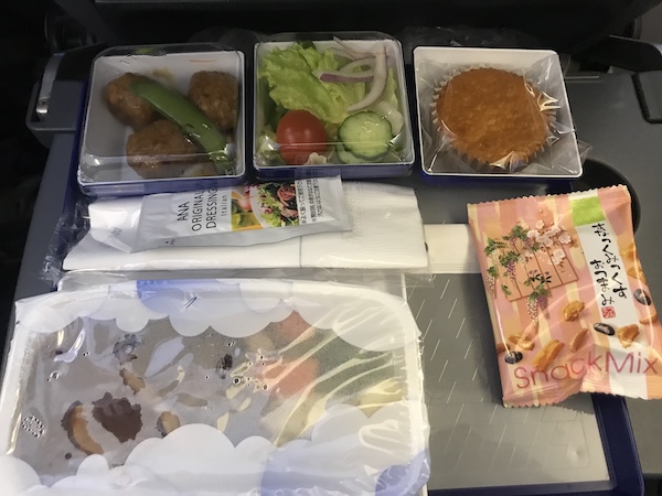ANA大阪関空から杭州便の機内食（普通の大人用）