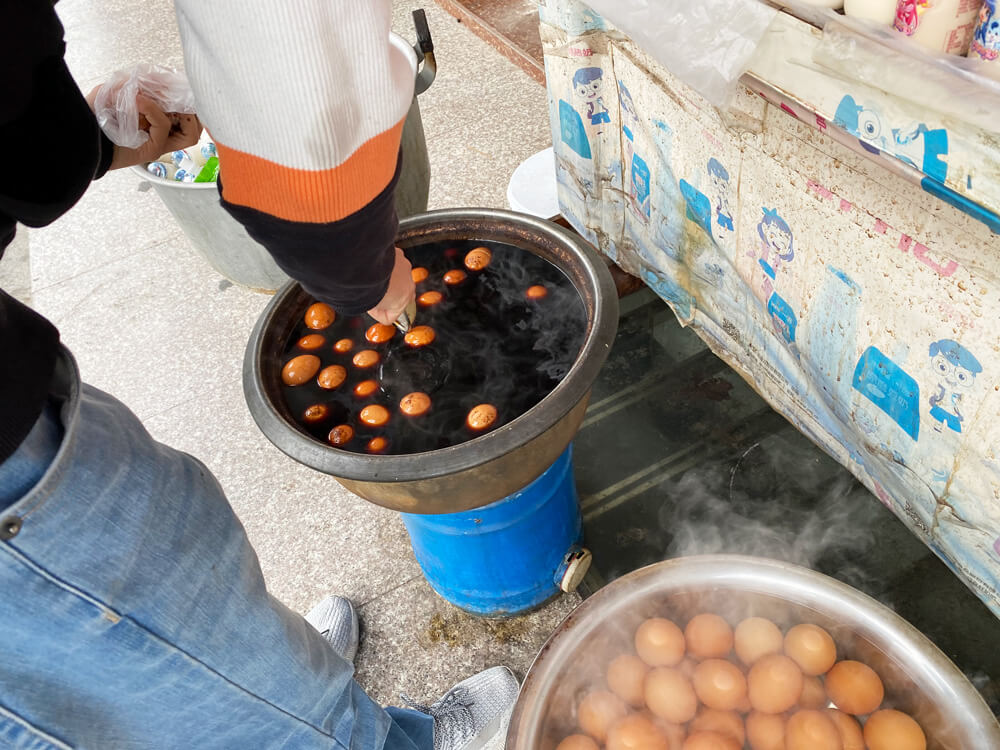 中国版味付け卵＝茶叶蛋の販売風景