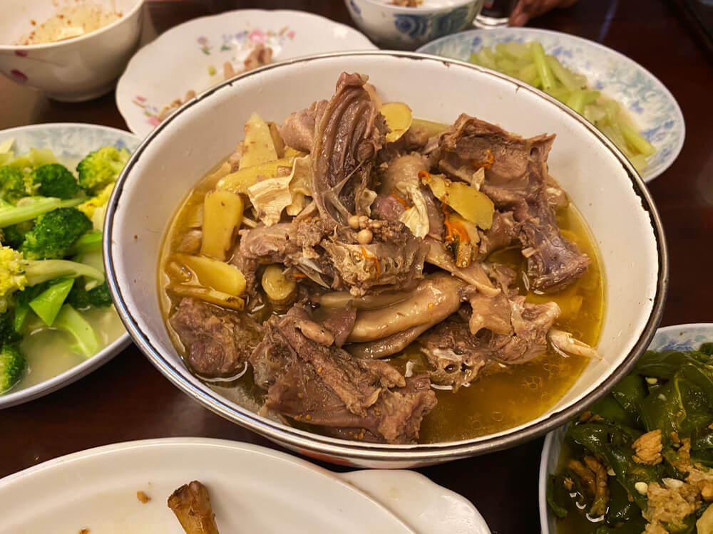 中国のアヒルが丸ごと一匹入ったスープ