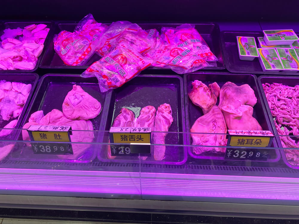 中国のスーパーに並ぶいろんな豚肉（豚の耳、豚の舌、豚の胃袋）