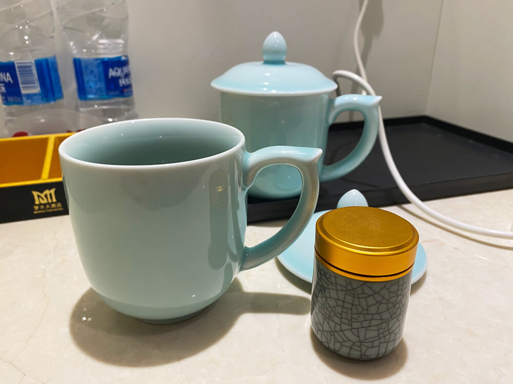 ホテルの部屋に備え付けのマグと茶葉入れ。どちらも青磁