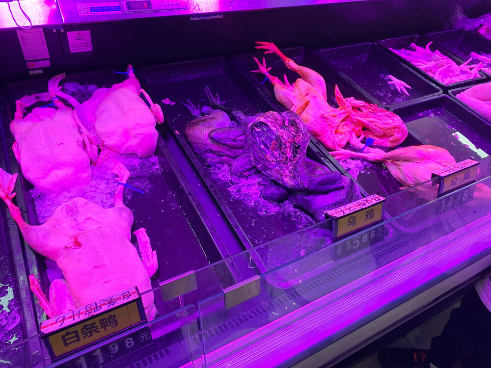 中国のスーパーに並ぶ一匹まるごとの鶏肉